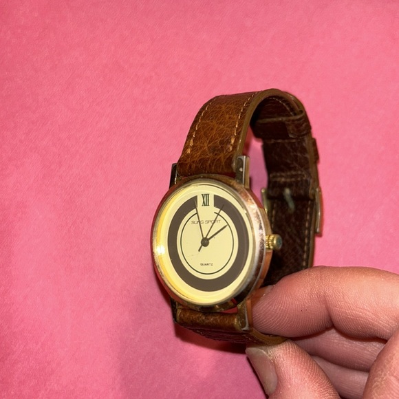 VINTAGE ALFRED SUNG SPORT WATCH GOLD TONE WITH ADJUSTABLE BROWN LEATHER BAND - Picture 2 of 4